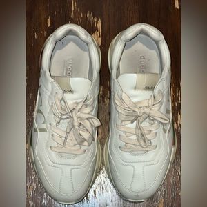 WOMEN'S RHYTON GUCCI LOGO LEATHER SNEAKER